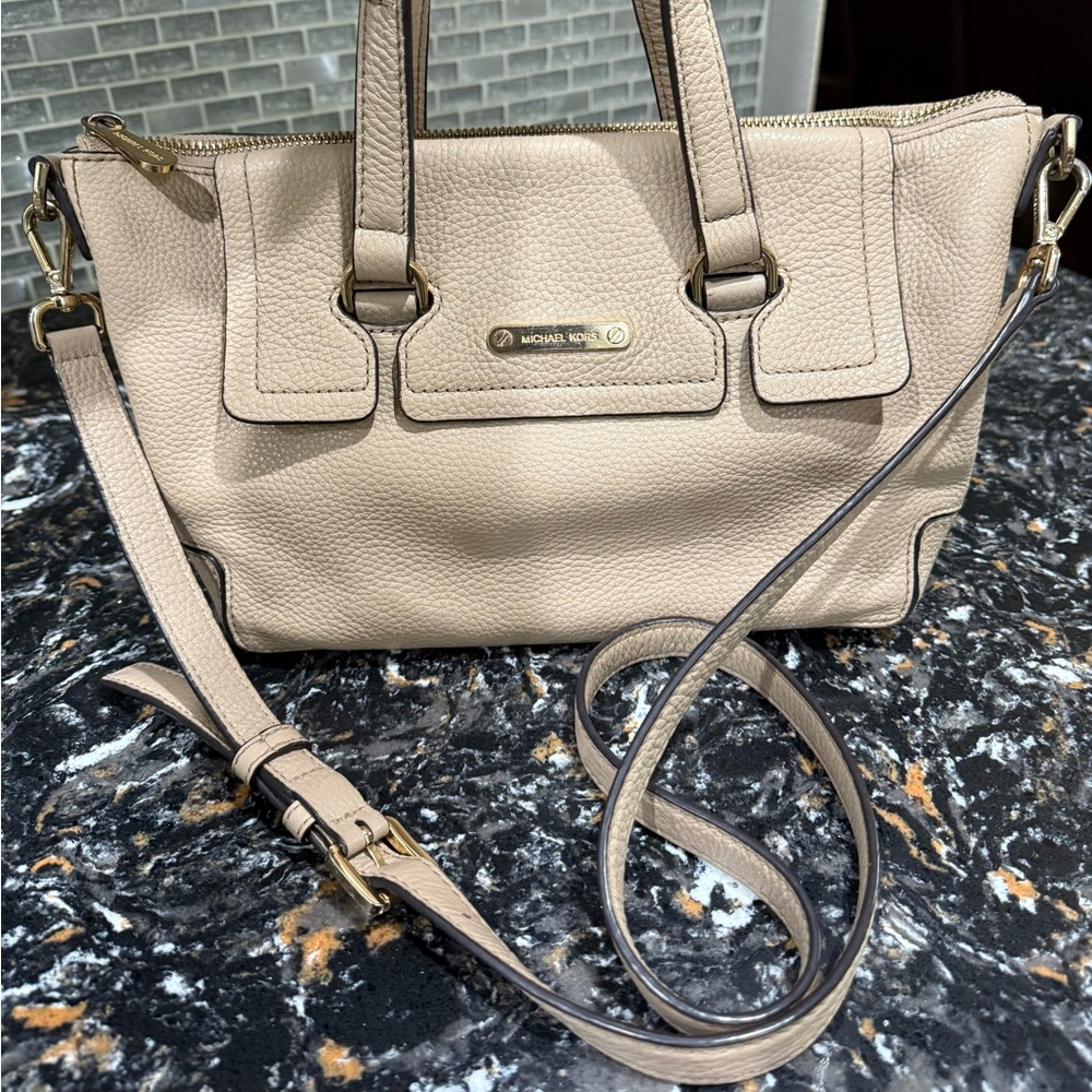 Michael Kors McKenzie
Satchel/Crossbody Bag - Picture 2 of 12